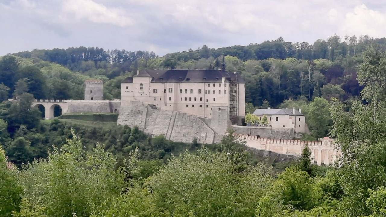 hrad vzdálený 2km pěsky od chaty