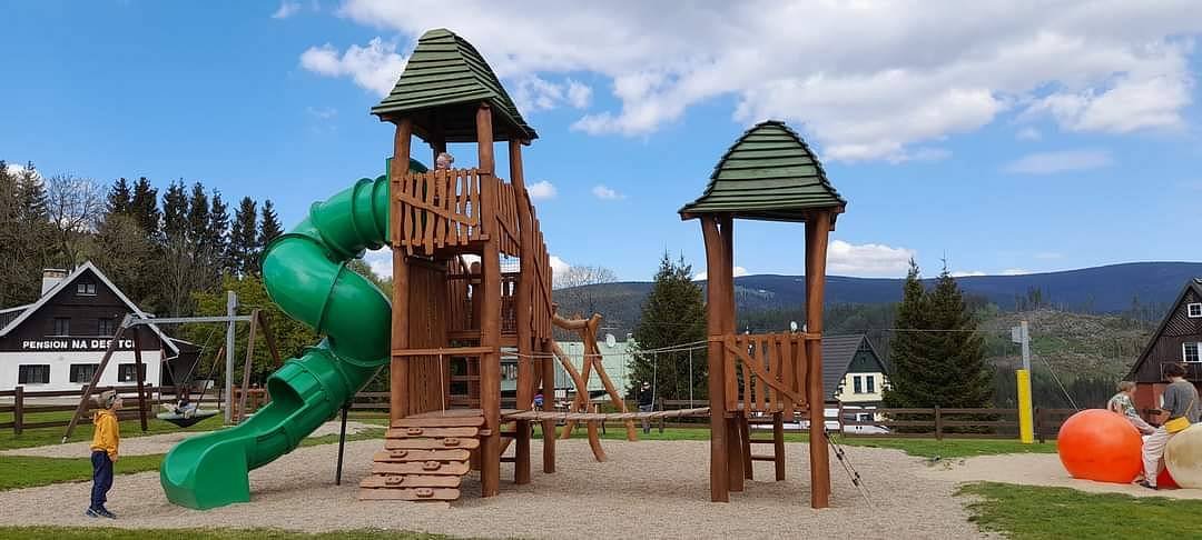 Hřiště před domem
