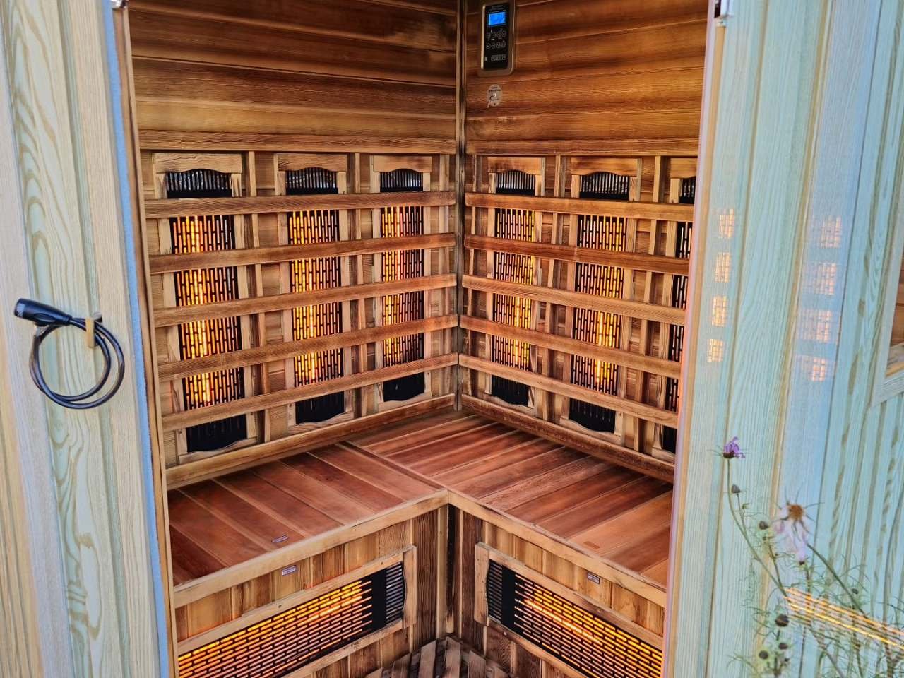 Infrasauna exteriérová má rádio, ionizátor-ozonátor, žiariče.