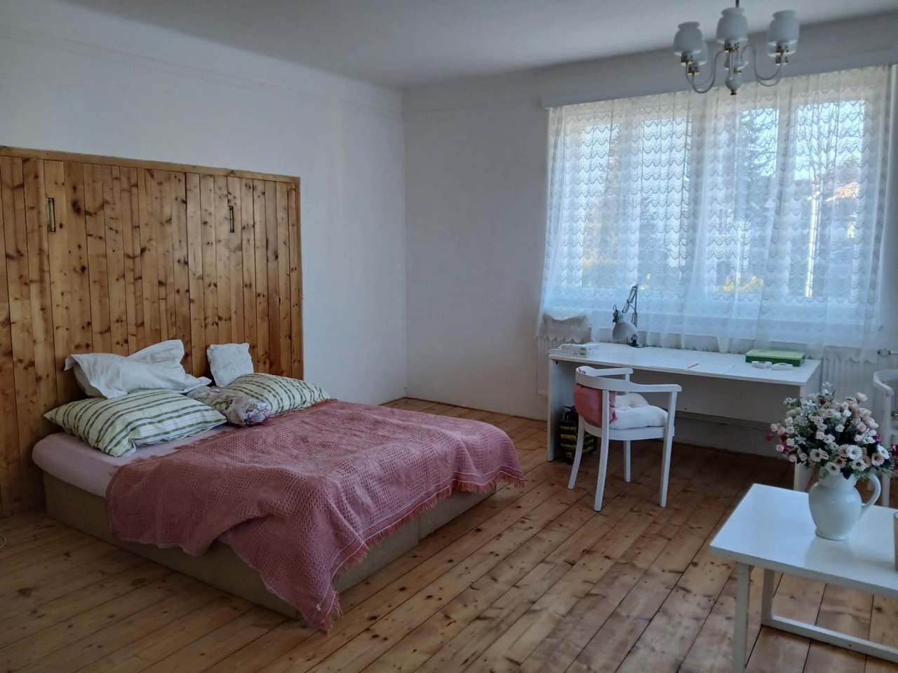 Interiér apartmánu Ivana: Pokoj s manželskou postelí