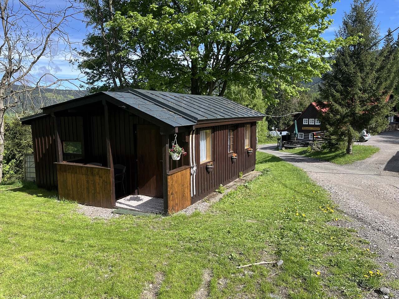 Jaro před domečkem