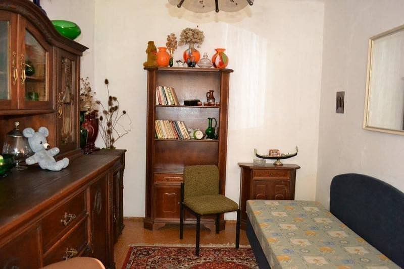 Jednolůžkový pokoj hned vedle obývací místnosti, oddělený pouze zdí