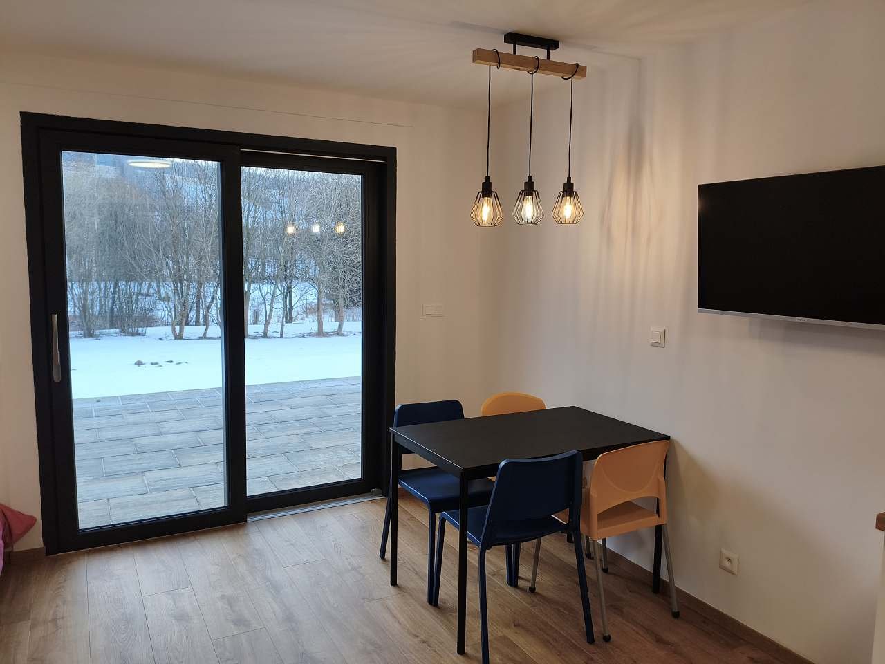 Jídelna s výhledem na zahradu