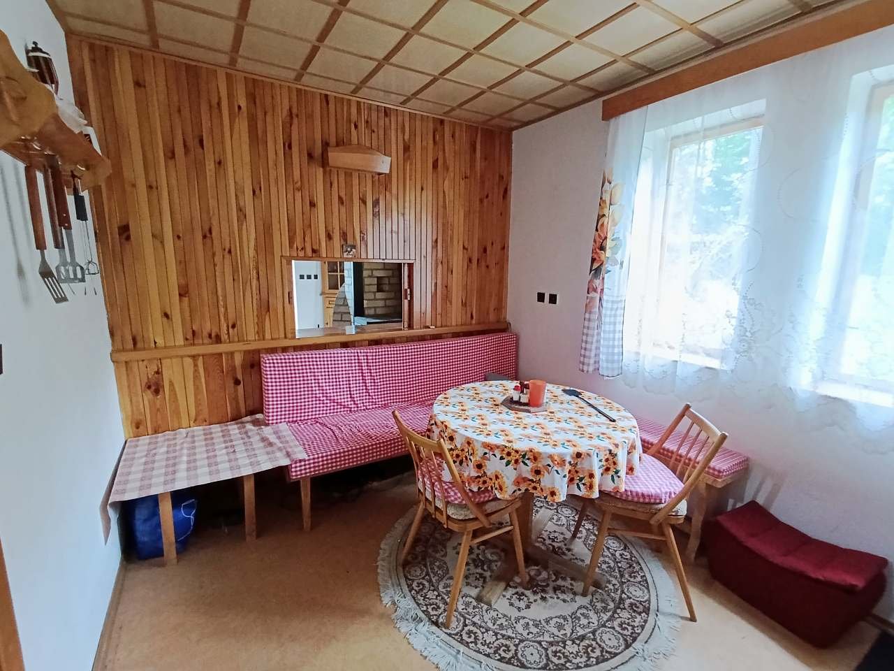 Jídelní kout s "výdejním okénkem" do obývacího pokoje