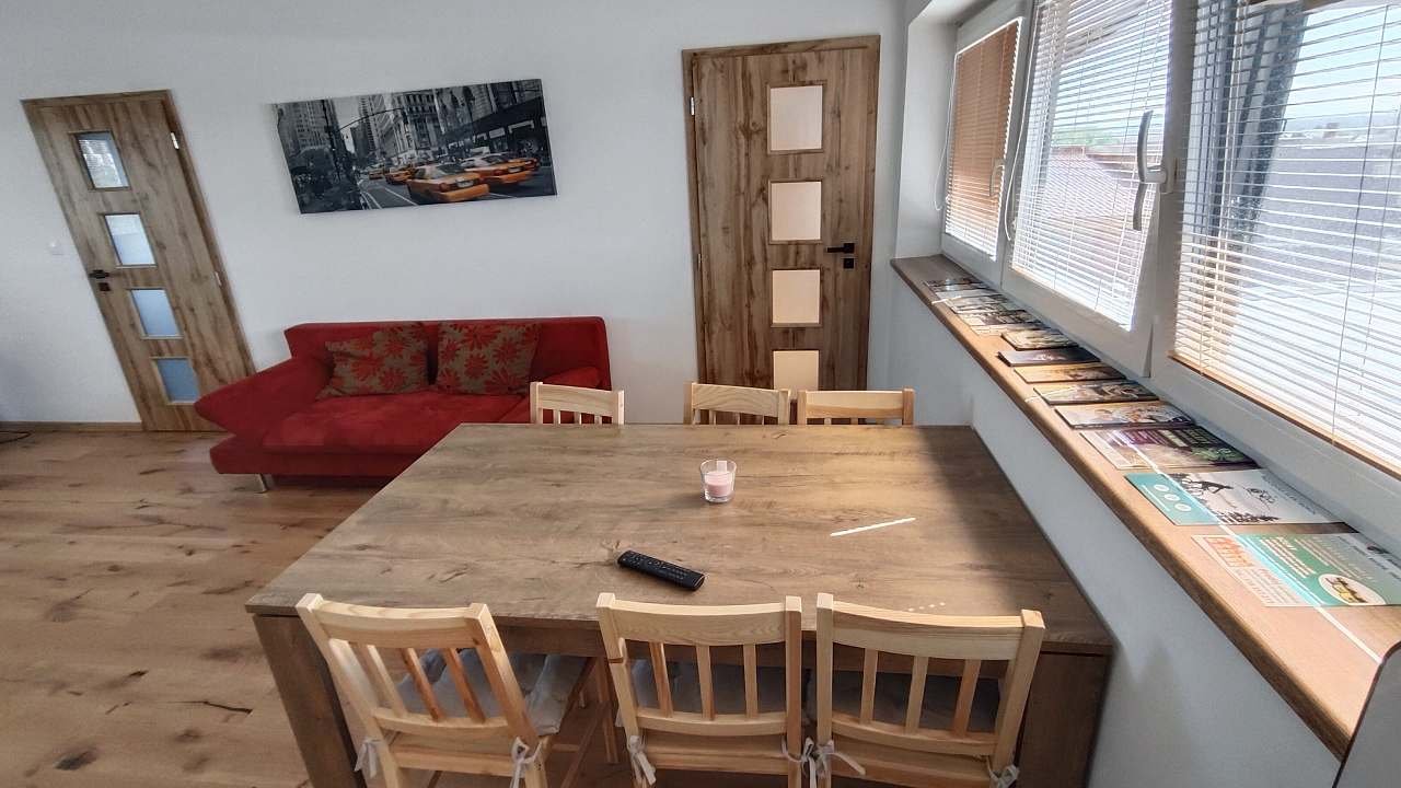 Jídelní stůl