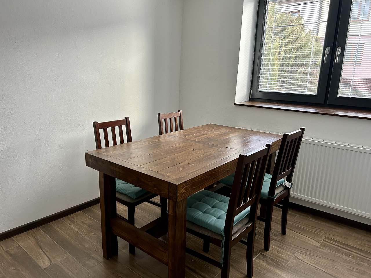 Jídelní stůl