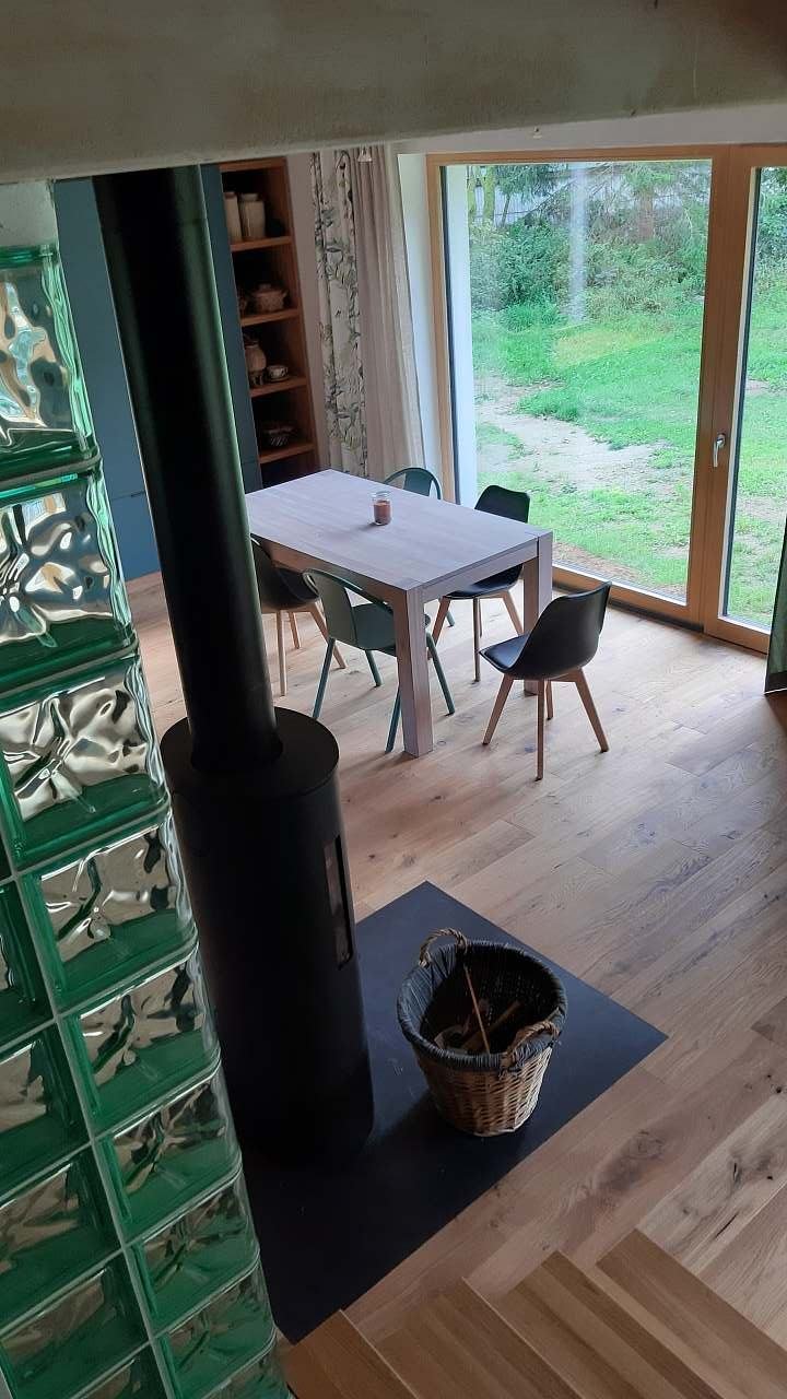 jídelní stůl (pohled ze schodiště)