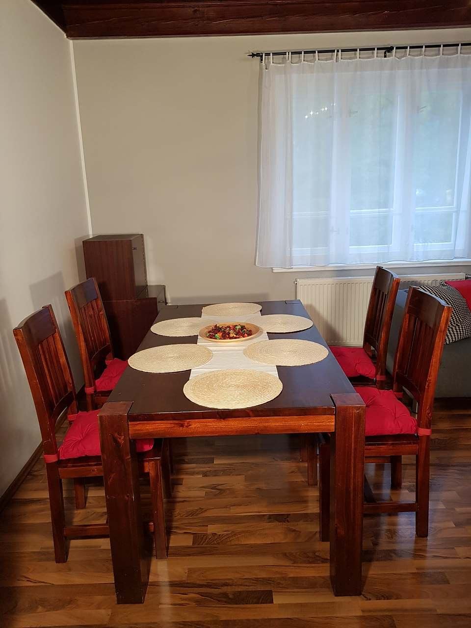 Jídelní stůl pro 6 osob