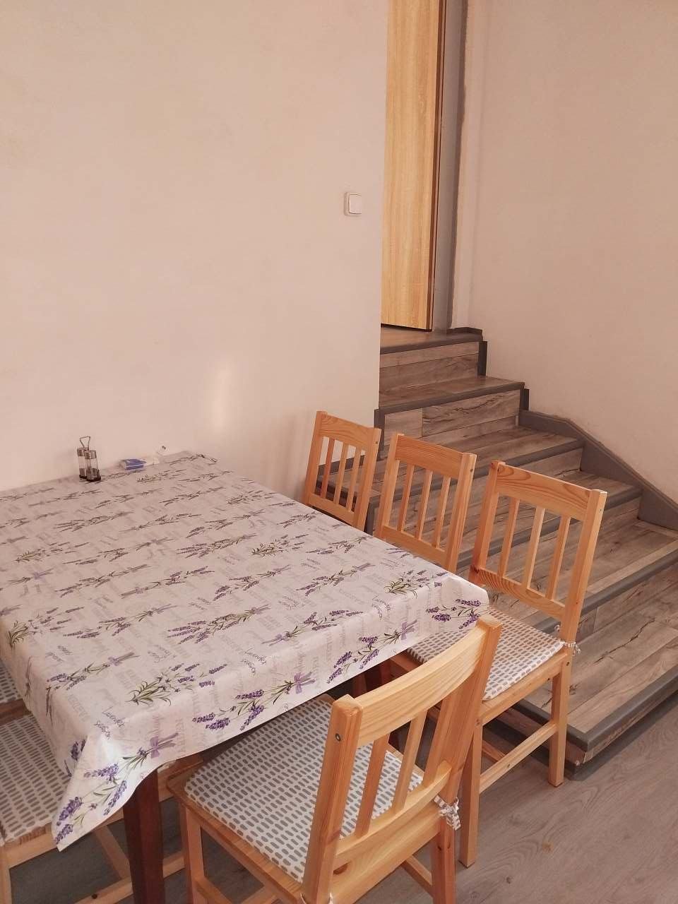 Jídelní stůl za ním jsou schody do ložnic.