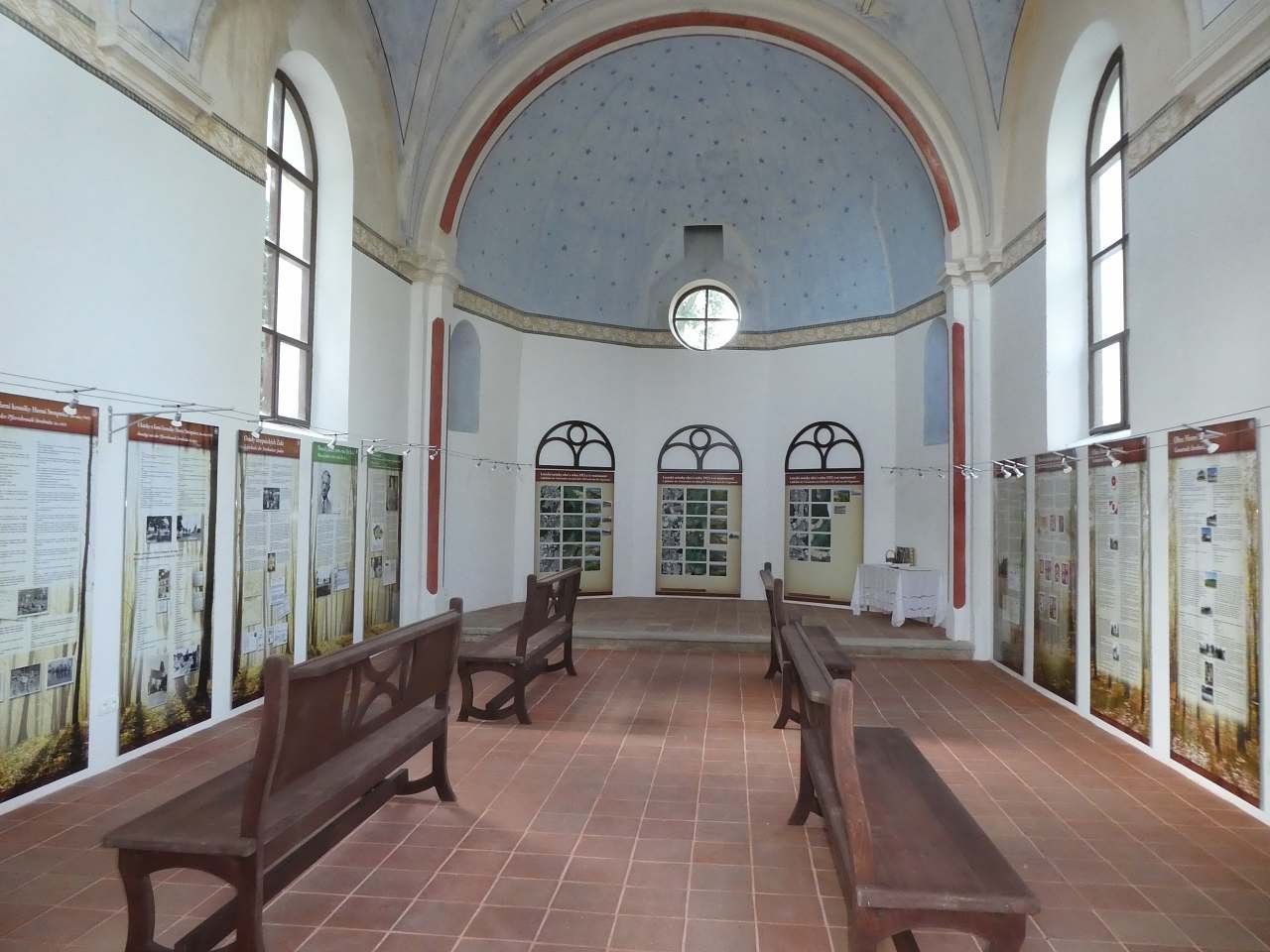 Kaple v Dlouhé Stropnici, stálá výstava `Společné kořeny - společná budoucnost`