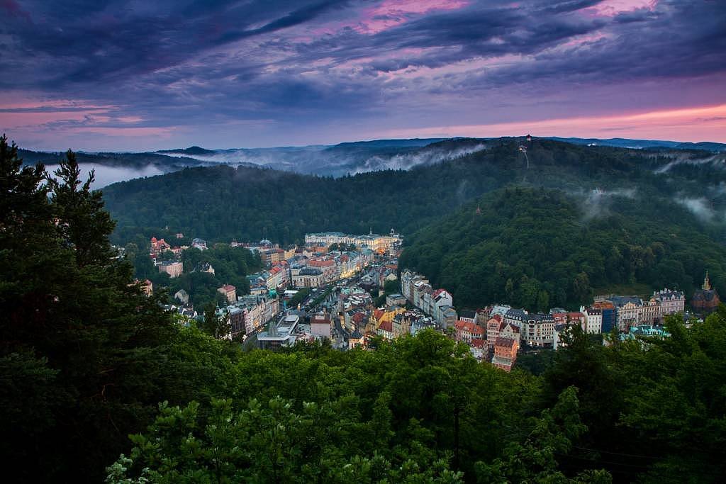 Karlovy Vary z rozhledny Tři kříže