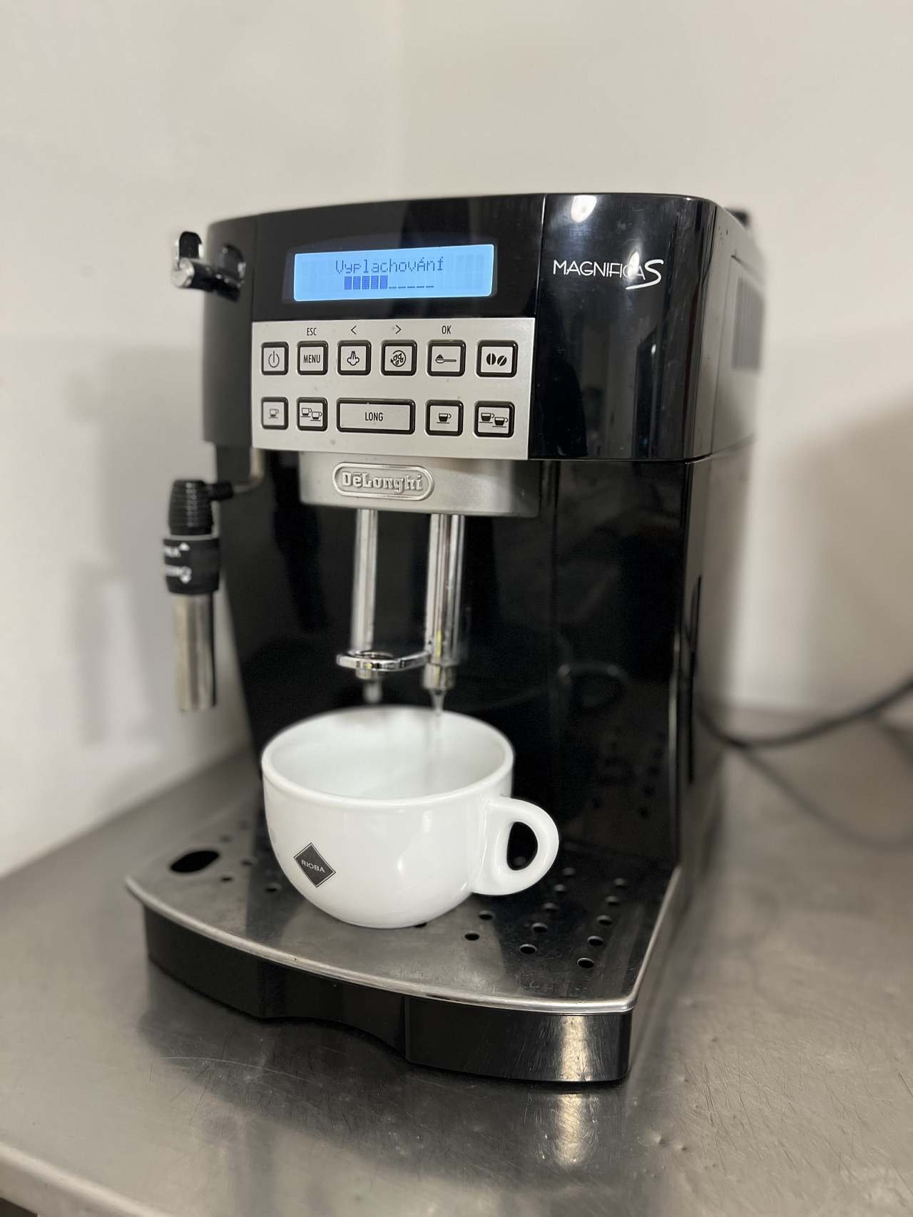 kávovar Delonghi na zrnkovou kávu