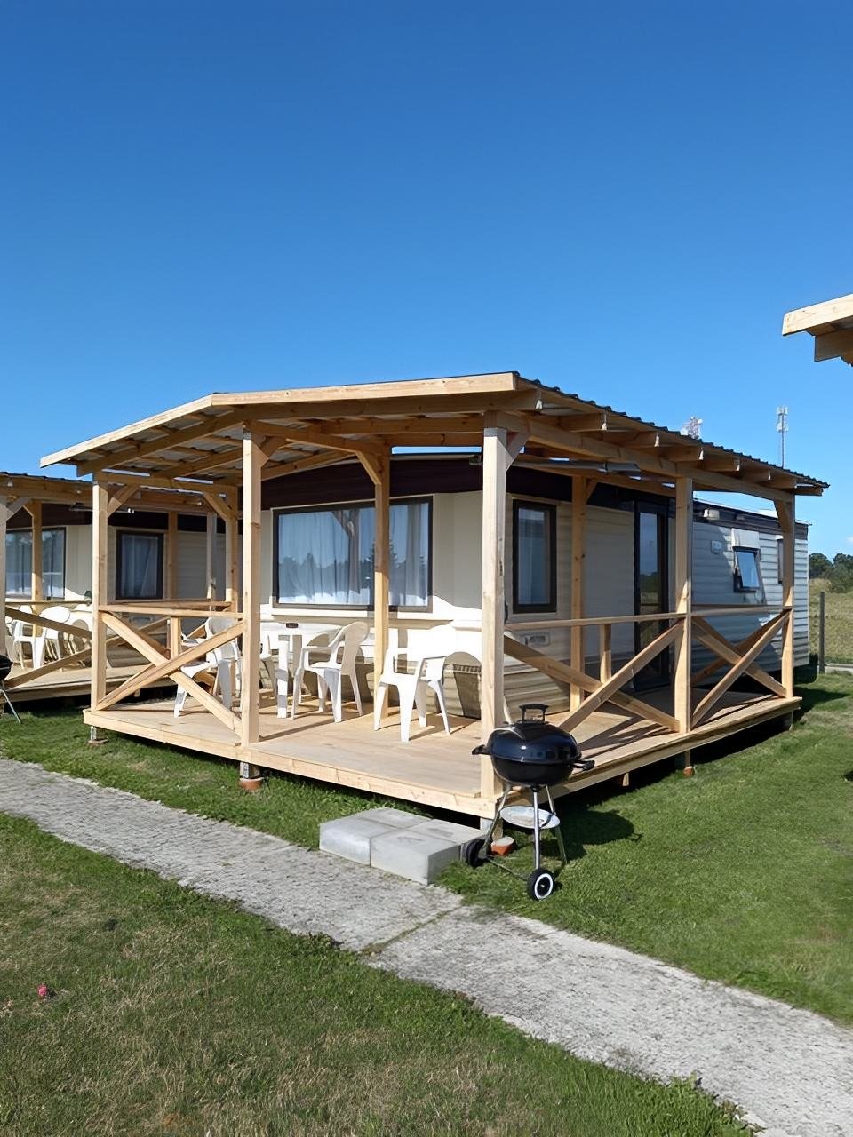Každý domek disponuje krytou terasou