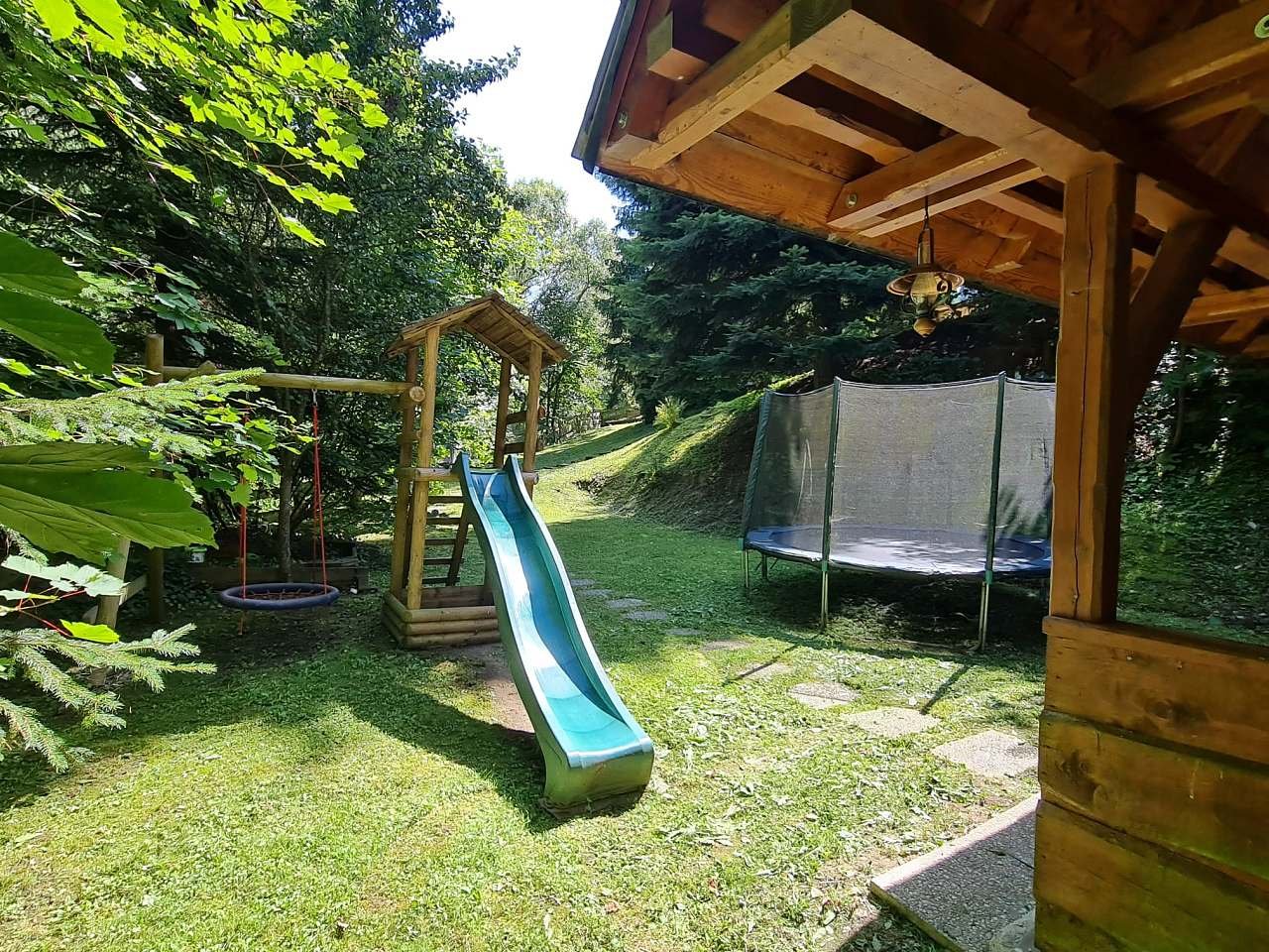 Klouzačka pro děti a trampolína