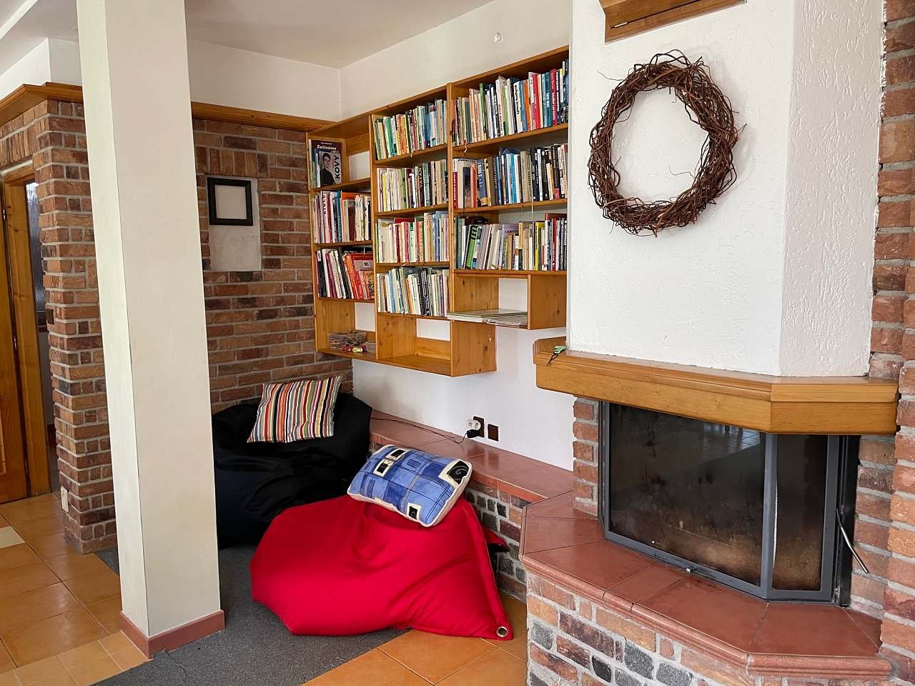 Knihovna s krbem v obývacím pokoji