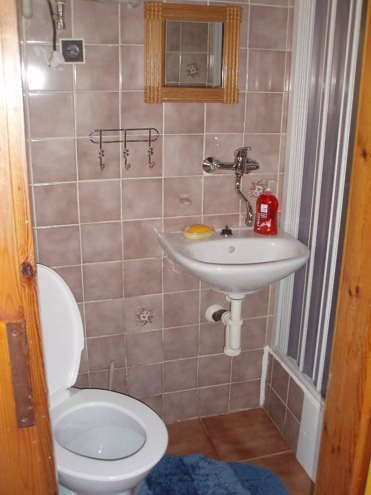 Koupelna a WC se sprchovým koutem