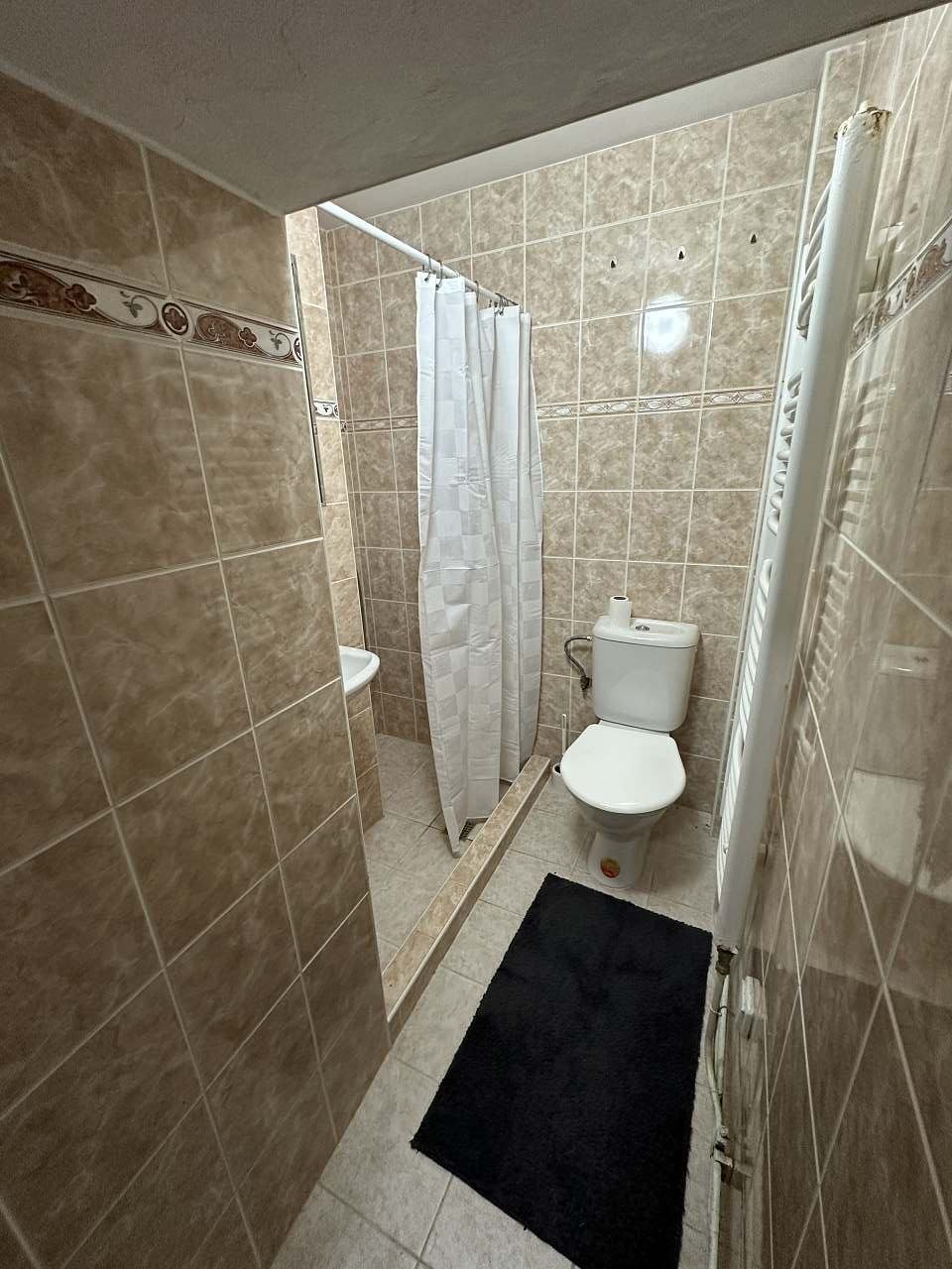Koupelna č. 1 v přízemí: Jedna ze dvou koupelen, které vám zajistí pohodlí