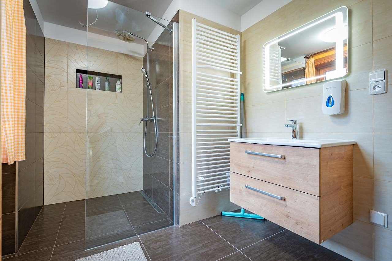 koupelna přízemí - prostorný sprchový kout