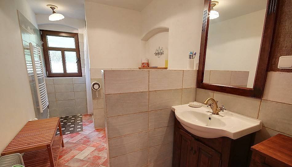 Koupelna přízemí - umyvadlo, sprchový kout, klozet, pisoát