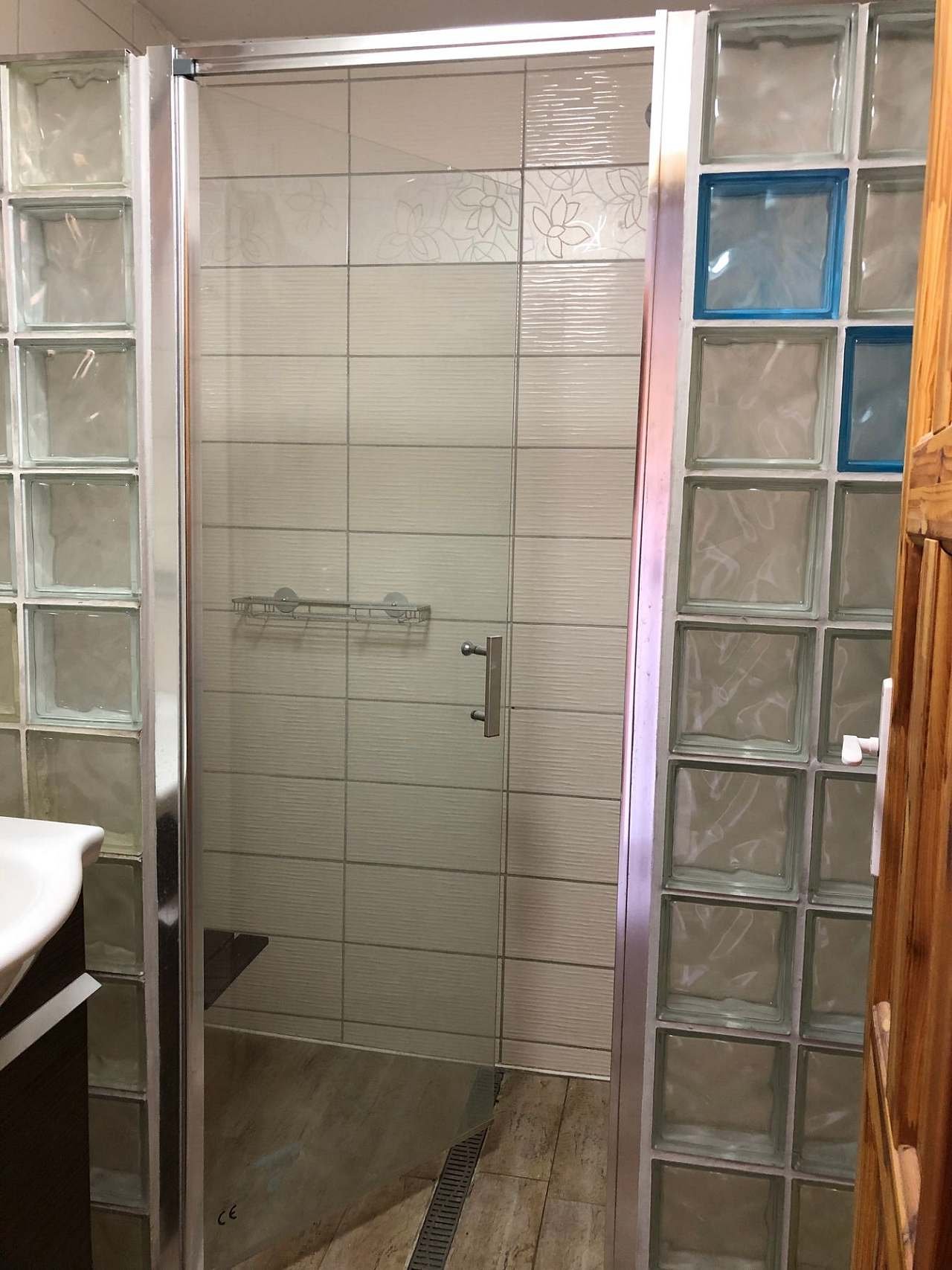 Koupelna s prostorným sprchovým koutem