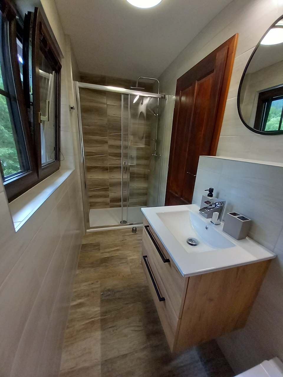 Koupelna s toaletou a sprchovým koutem