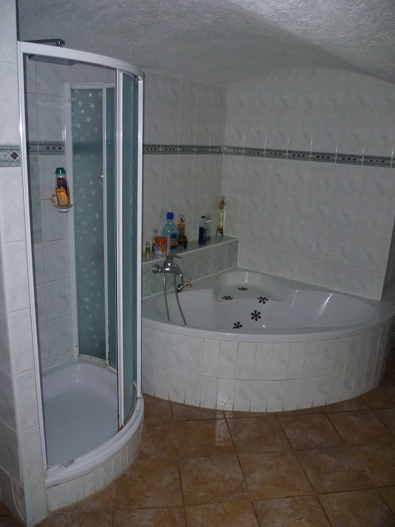 Koupelna se sprchovým koutem a rohovou vanou