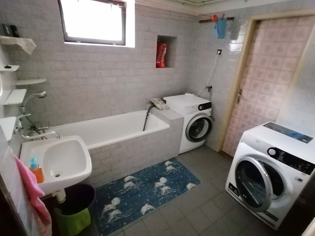 Koupelna v přízemí ( pračka + sušička)