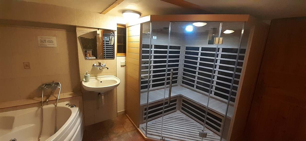 KOUPELNA v přízemí s infrasaunou Marimex s karbonovými zářiči