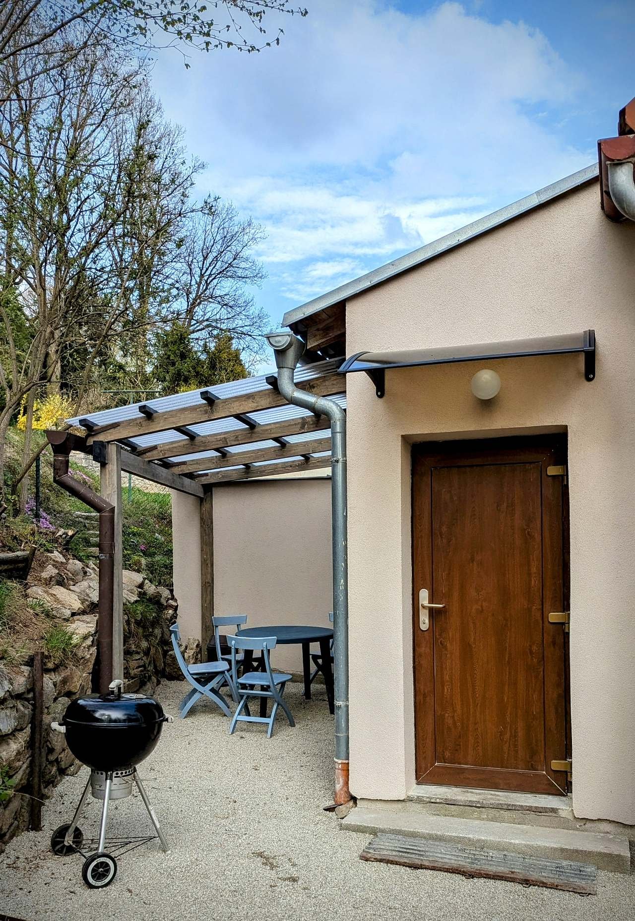 Krytá pergola s posezením a grilem