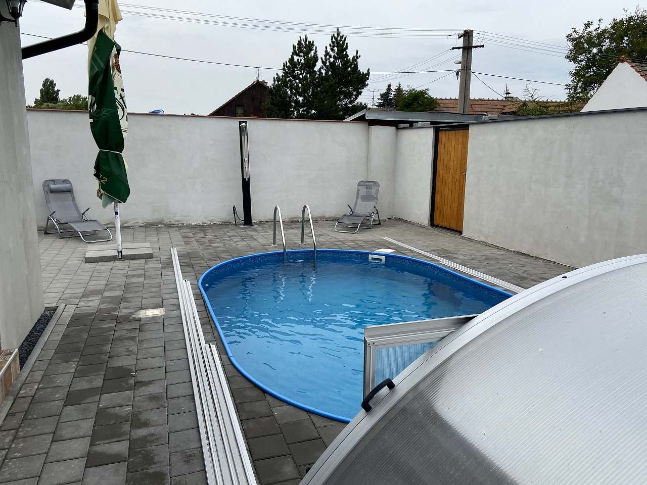 Krytý bazén s venkovní sprchou