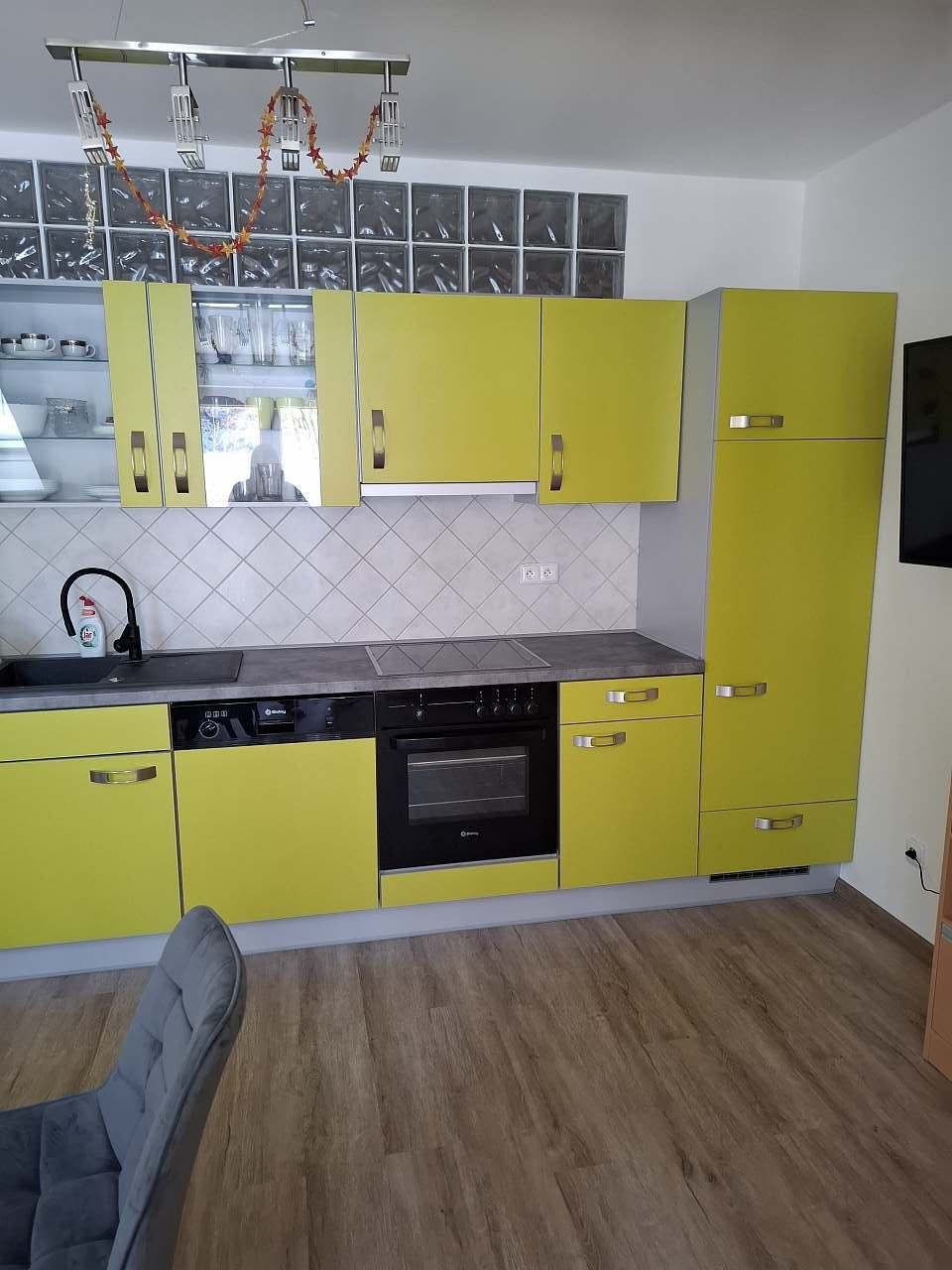 kuchyň s obývacím pokojem