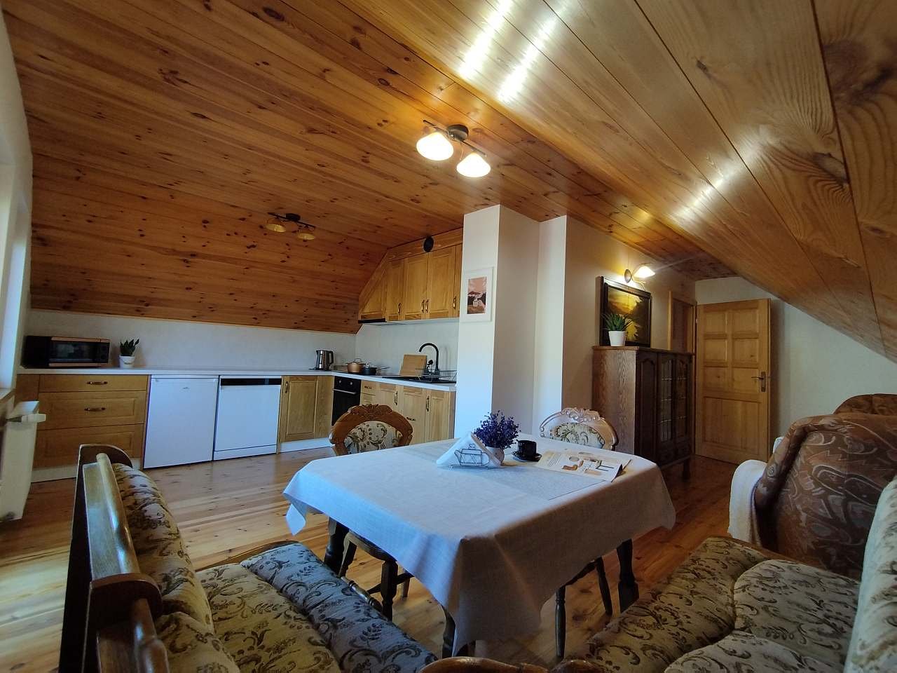 Kuchyňa so sedením a miestom na spoločenské hry.