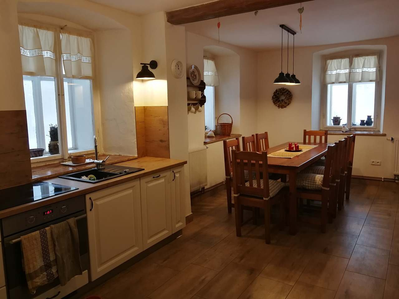 Kuchyně a obývací pokoj - jídelní stůl
