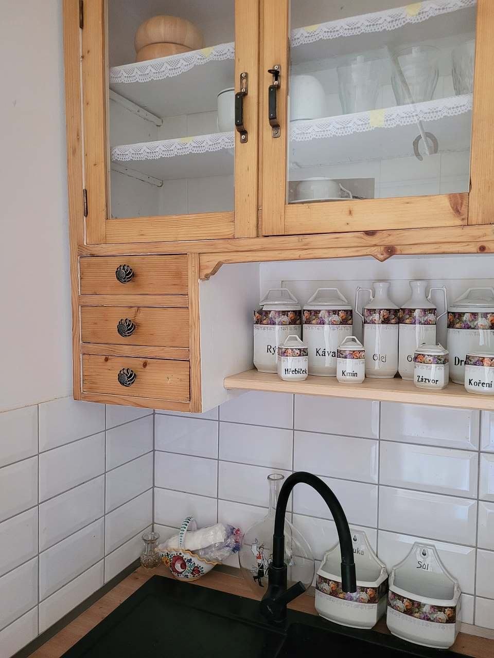 Kuchyně s prvky původních skříněk
