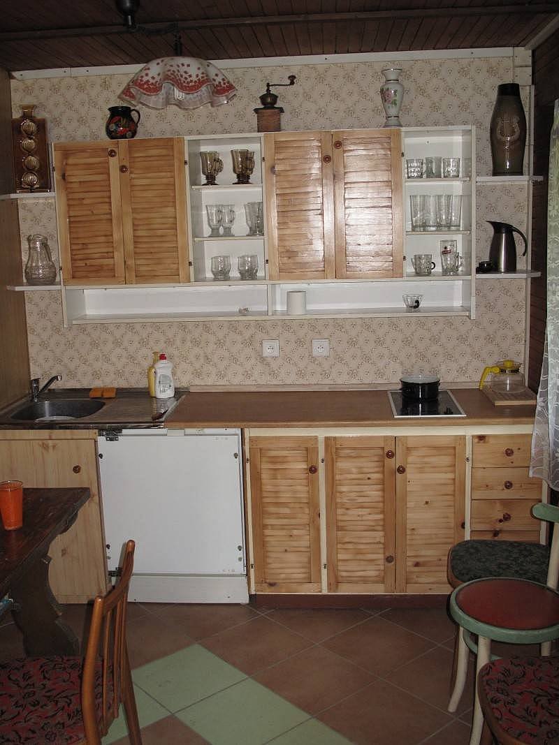 Kuchyňský kout, lednice, mkrovlnka, el., vařič, základní vybavení