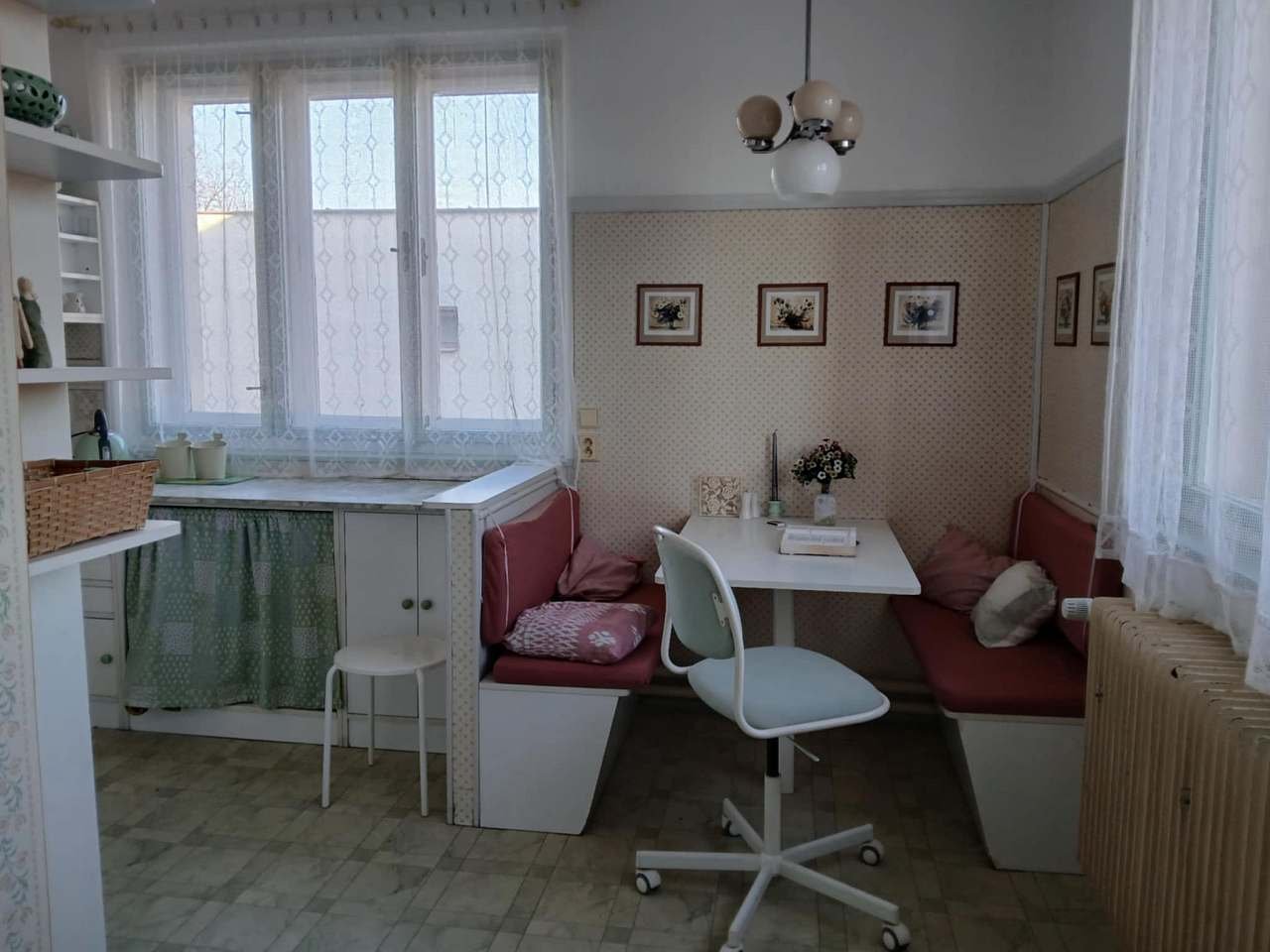 Kuchyňský stůl (pohled od vstupních dveří)