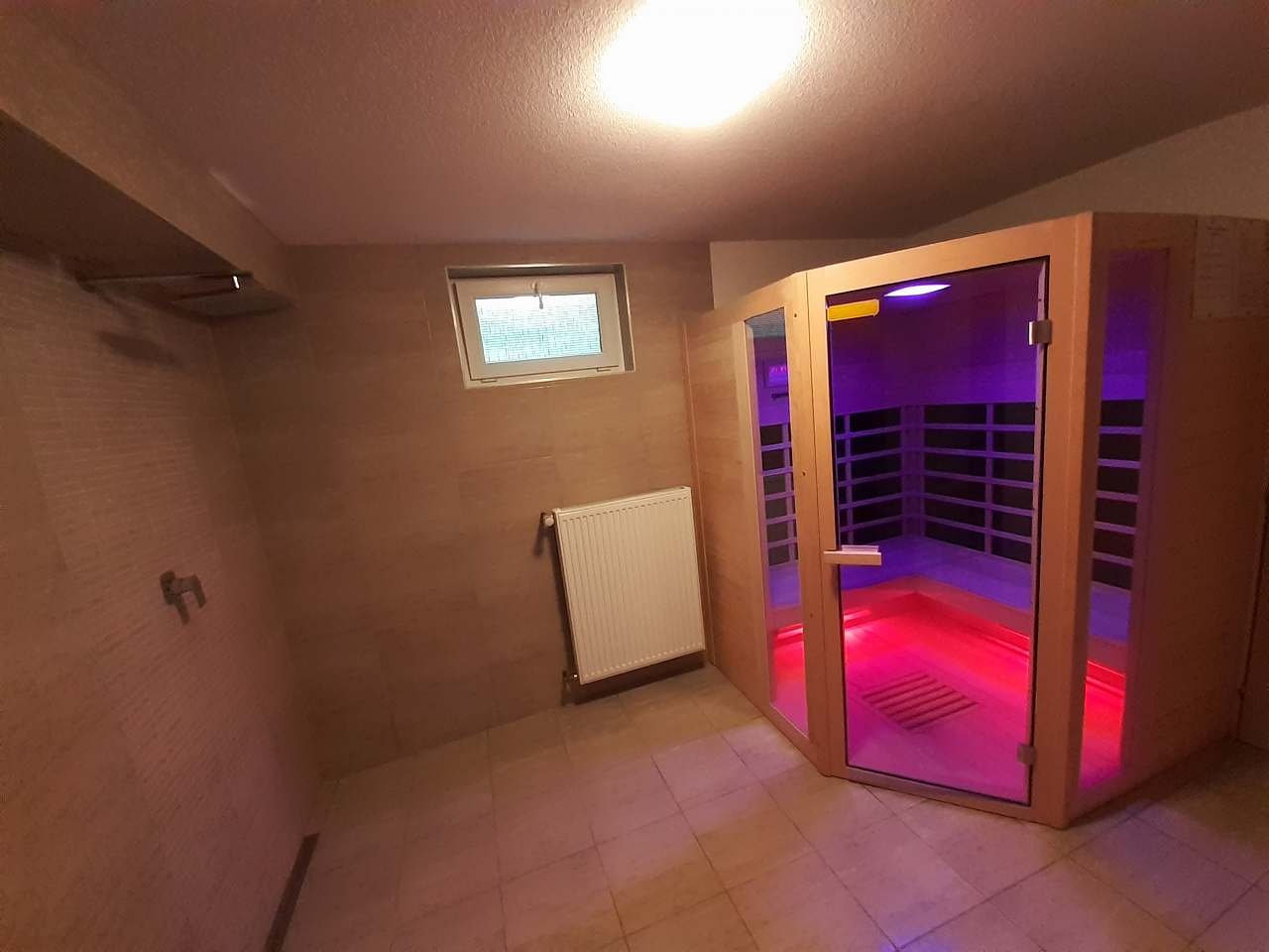 Kúpelňa s dvoma sprchami a saunou