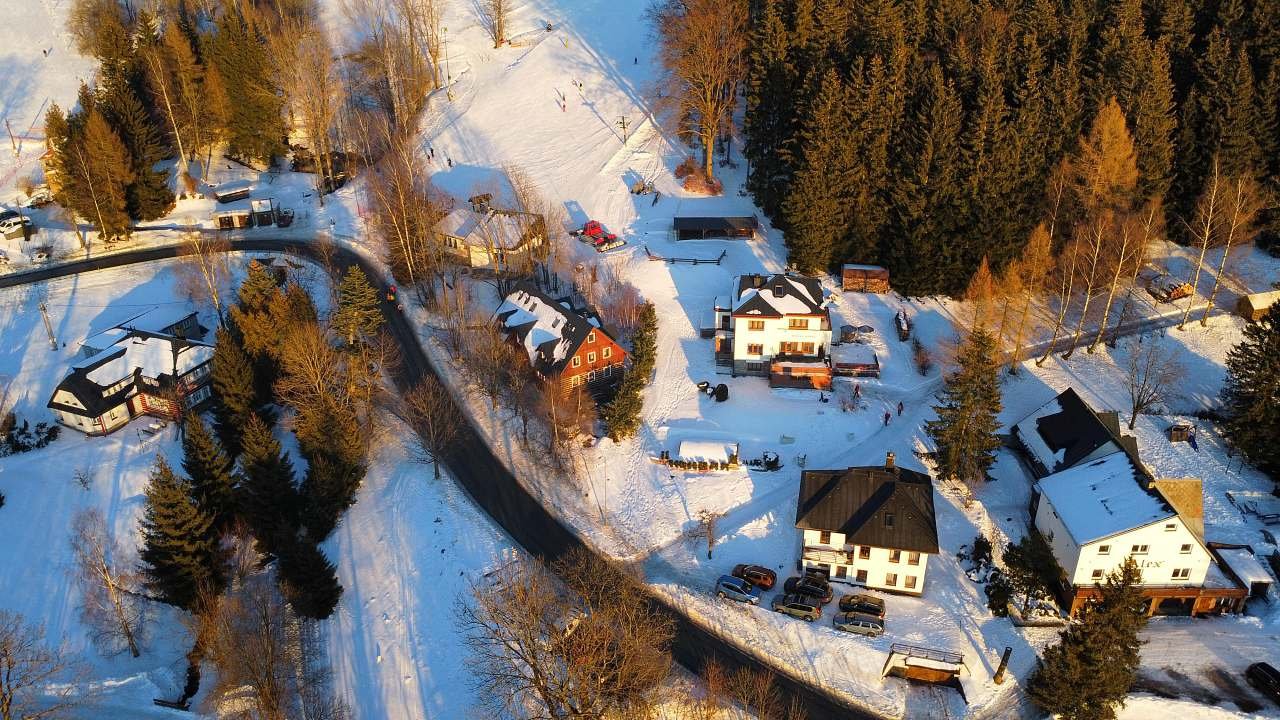 Letecký pohled-těsně vedle objektu vlek HSK.