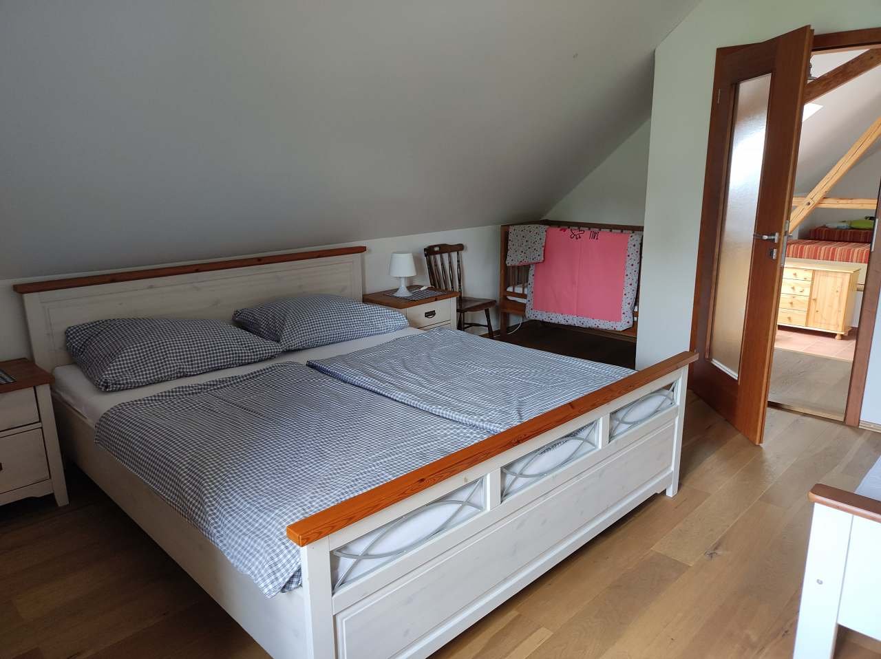 Ložnice 4 - manželská postel, jednolůžko a dětská postýlka