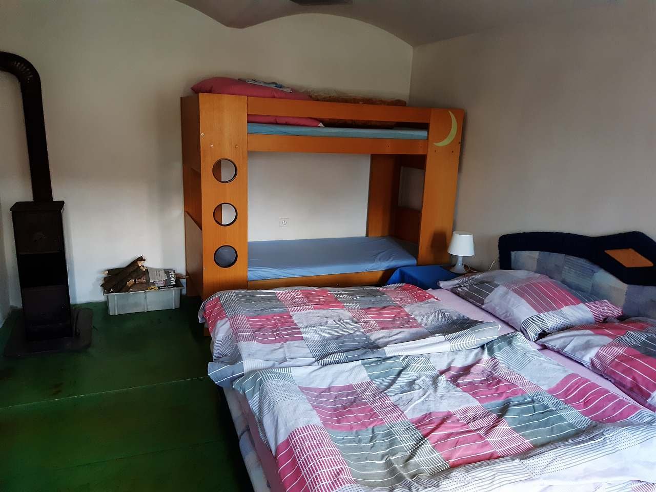 Ložnice č.1 - manželská postel a dětská palanda