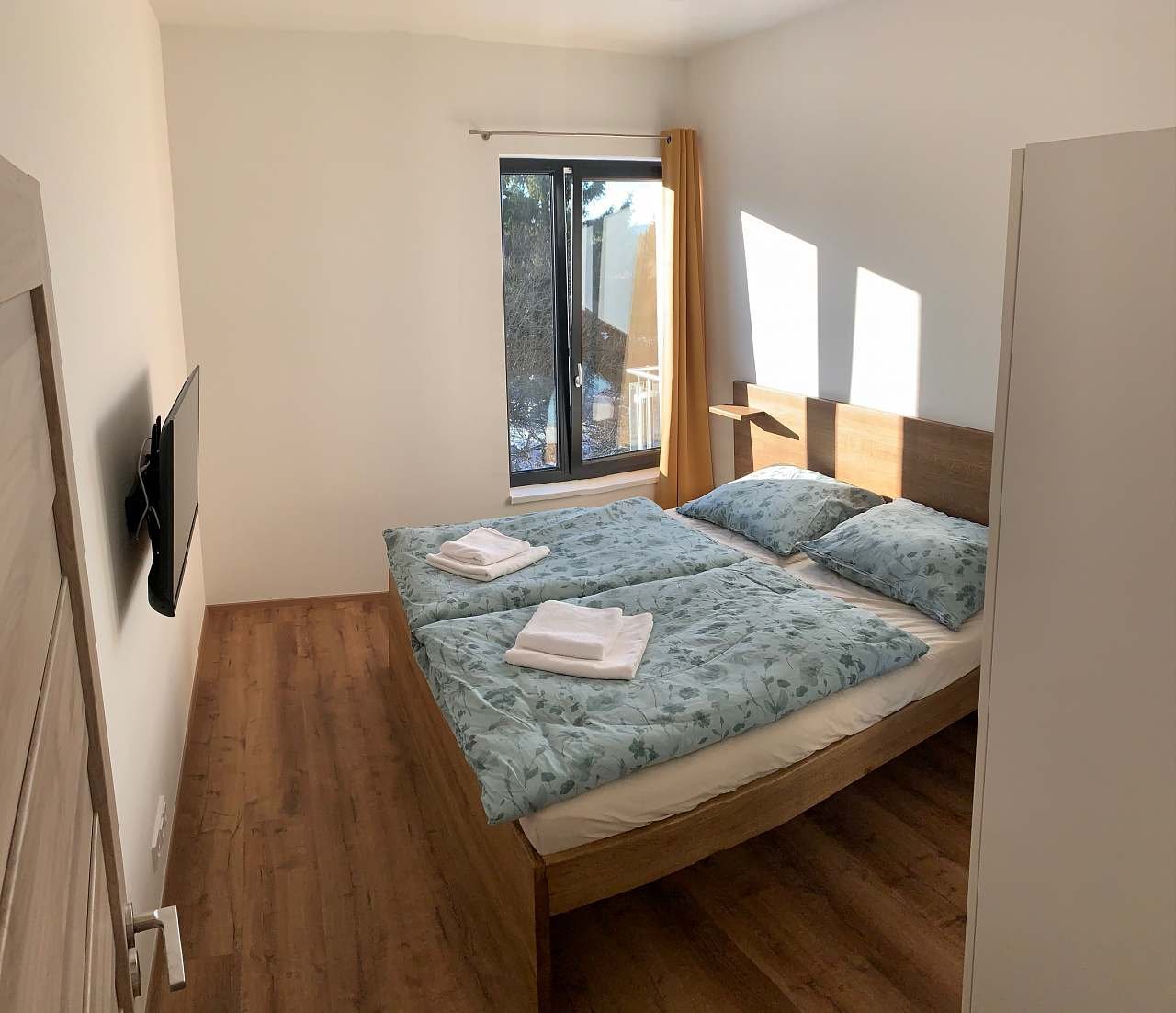 Ložnice č. 1 s manželskou postelí 180x200cm a TV