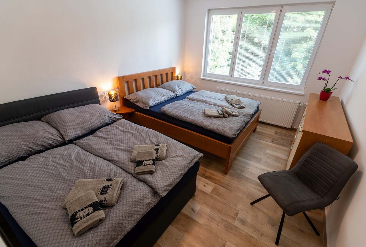 Ložnice pro 4 hosty - bonprix postel a dubová manželská (220*160cm)