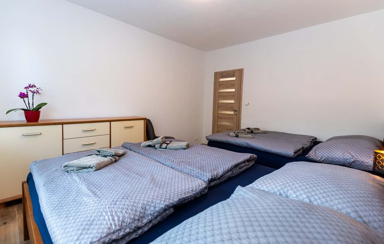Ložnice pro 4 hosty - bonprix postel a dubová manželská (220*160cm)
