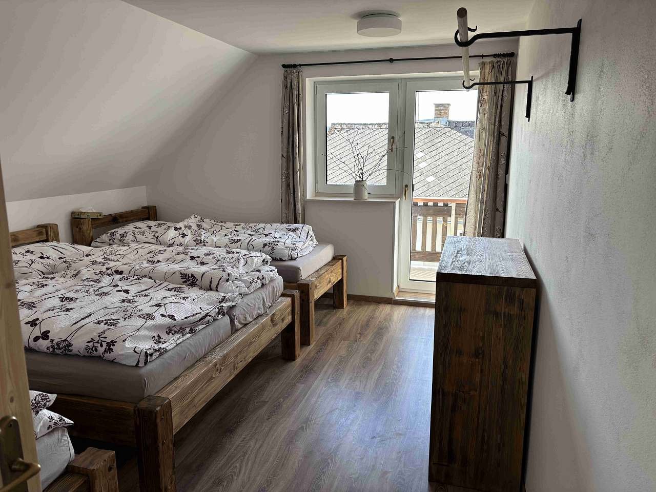 Ložnice s balkonem
