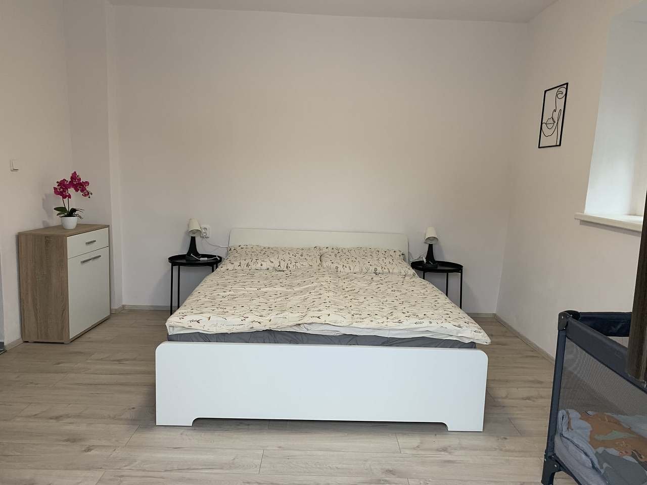 Ložnice s manželskou postelí a cestovní postýlkou