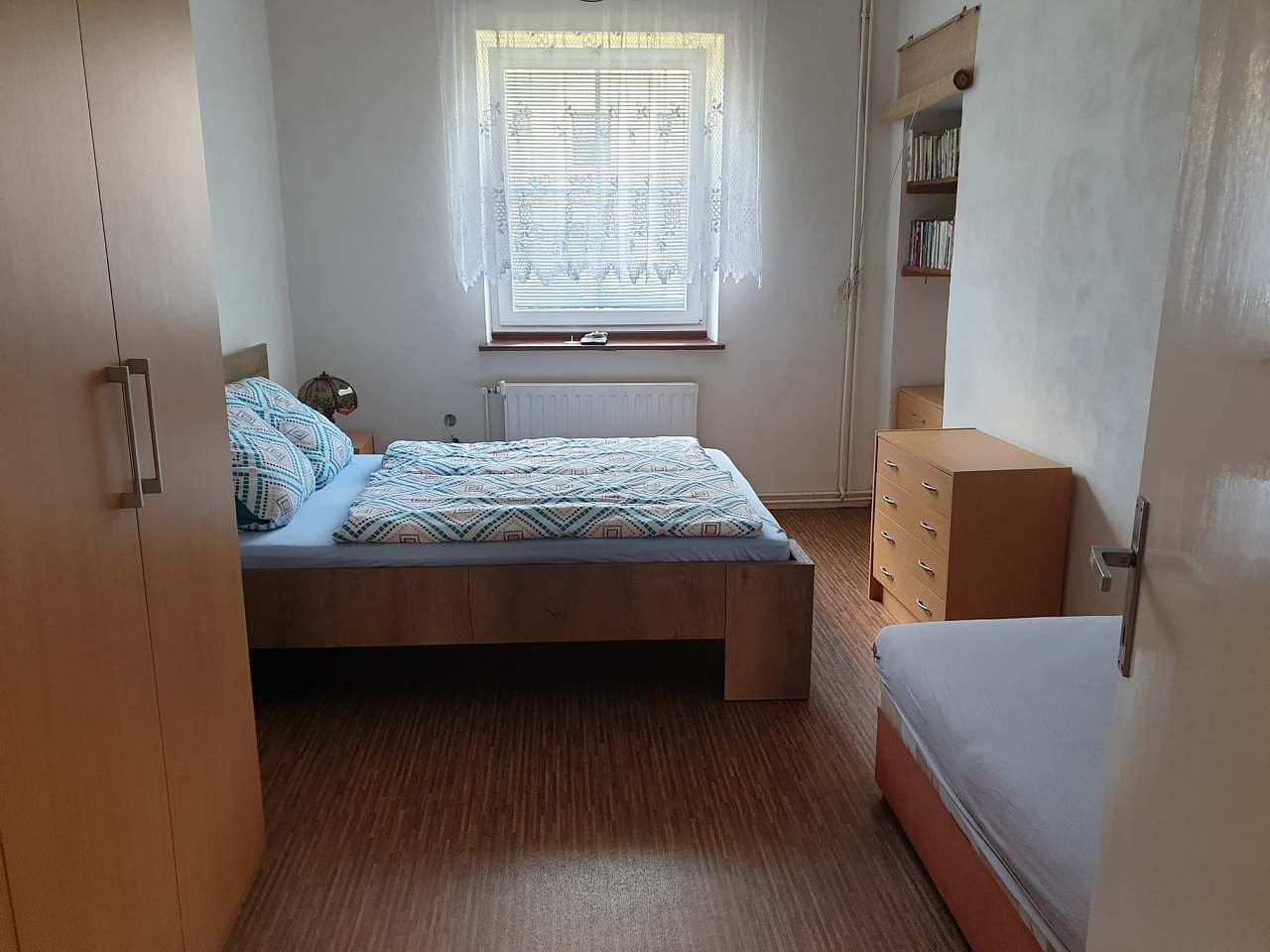 Ložnice s manželskou postelí a jednolůžkem