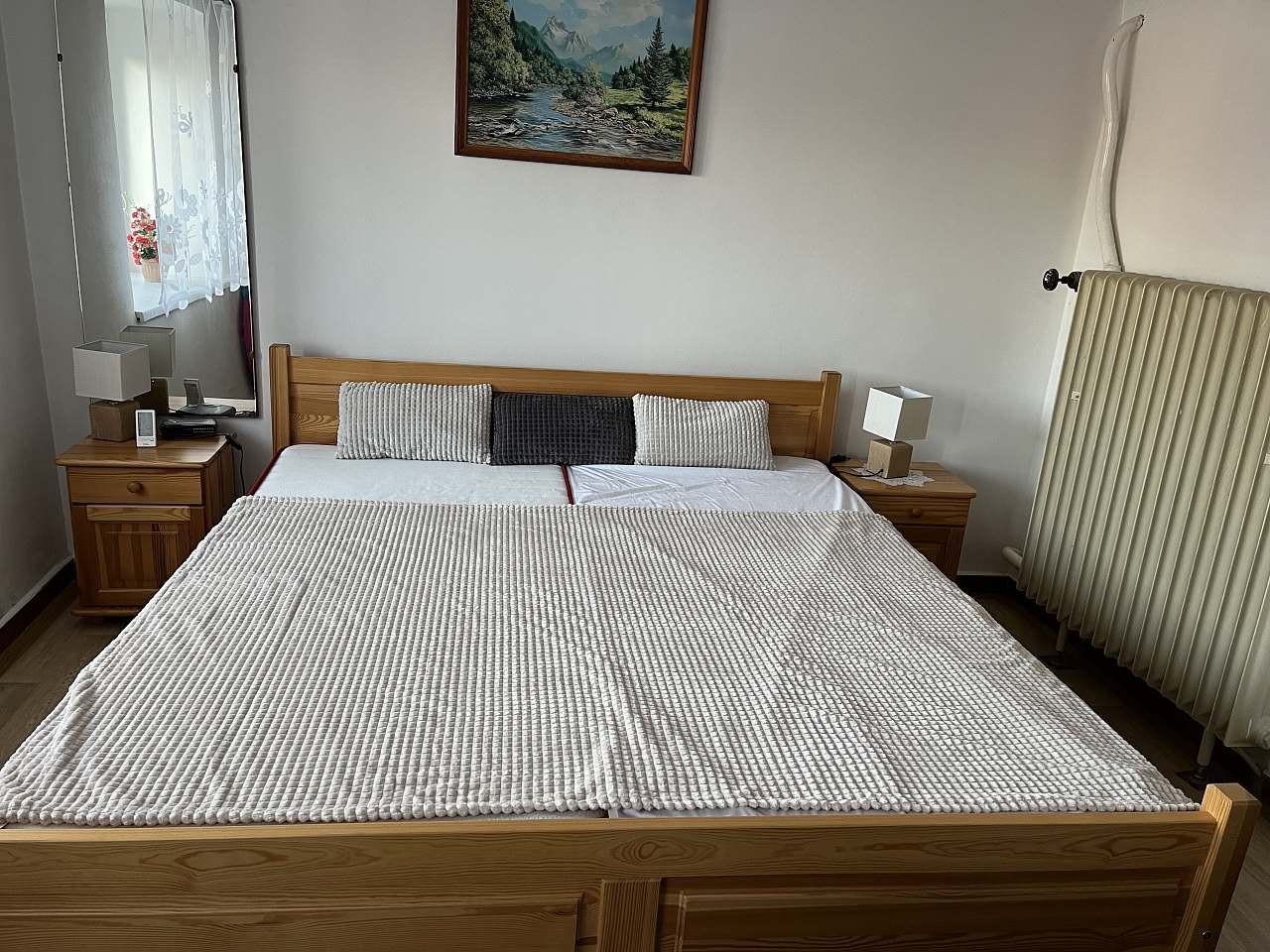 Ložnice s manželskou postelí a patrovou postelí
