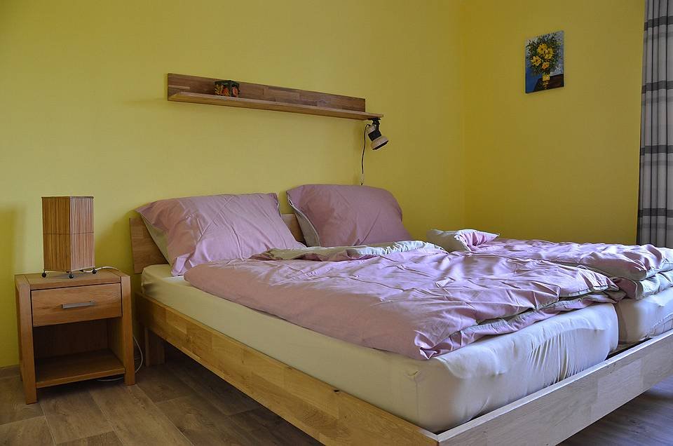 ložnice s manželskou postelí a samostatnou postelí