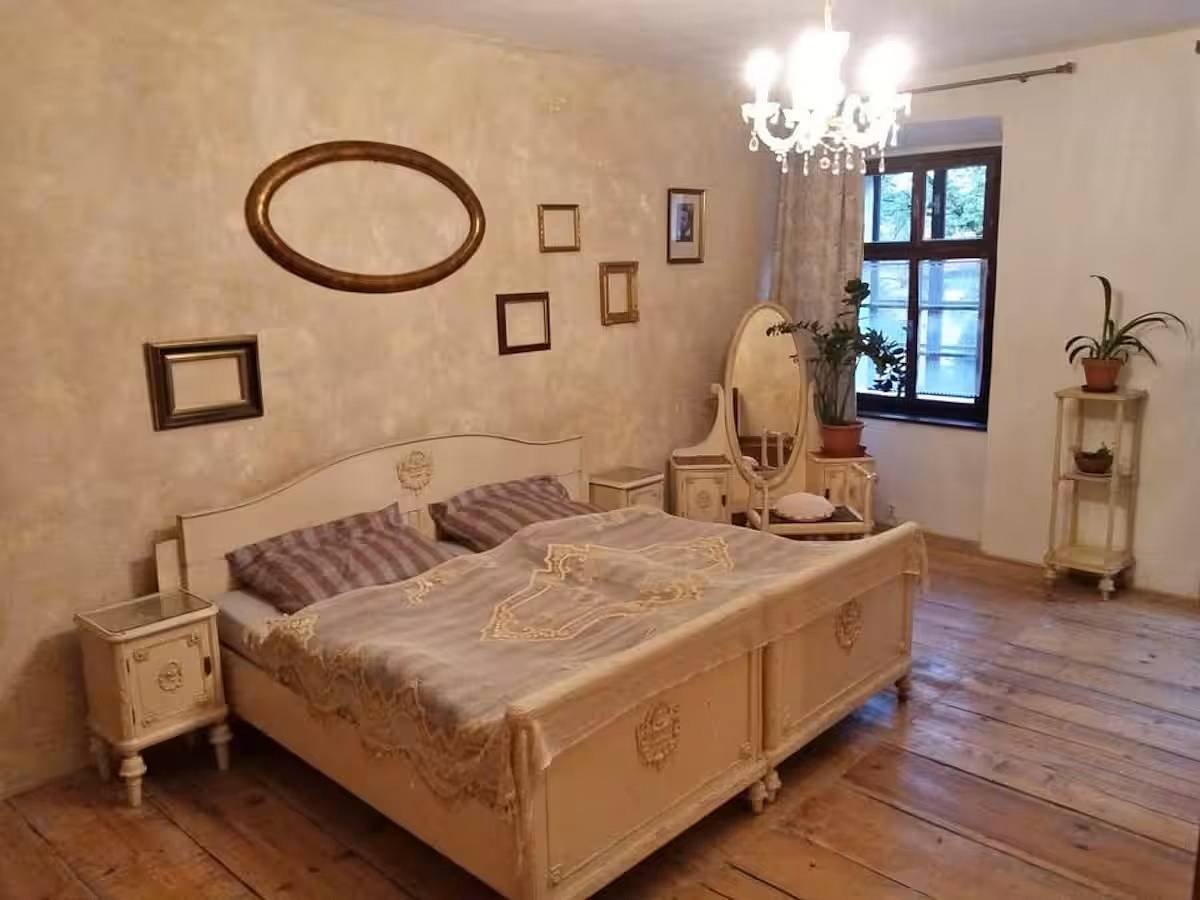 Ložnice s manželskou postelí v 5 lůžkovém apartmánu