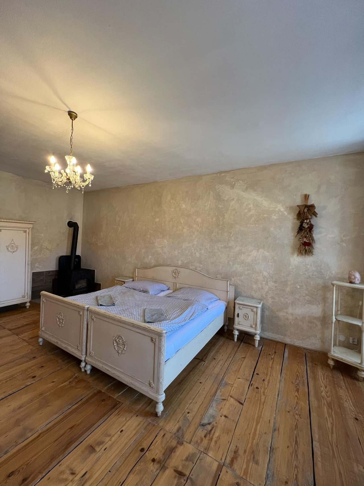 Ložnice s manželskou postelí v 5 lůžkovém apartmánu